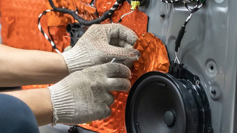 Hoe gebruik je zelfklevend water- en geluidsdicht rubber in auto's?