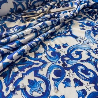 Stof viscose twill blauw majolica patroon 0,5m