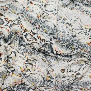 Stof Kelly krepp zacht slangenhuid patroon 0,5m